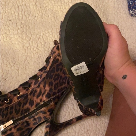 Cheetah print lace up heels. Brand new. Never worn - Picture 3 of 4